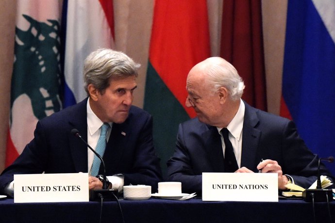 El secretario de Estado, John Kerry, y el enviado especial de la ONU para Siria.