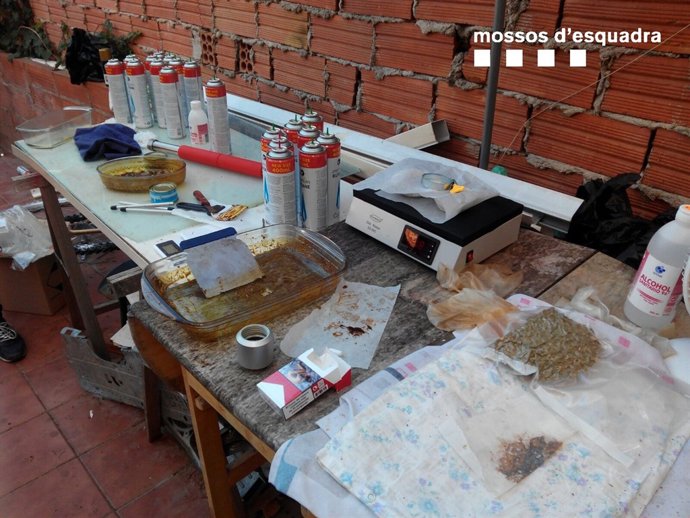 Materiales con los que tres traficantes elaboraban aceite de marihuana