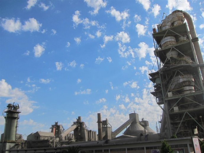 Cementera Lafarge, industria, comercio, exportaciones.