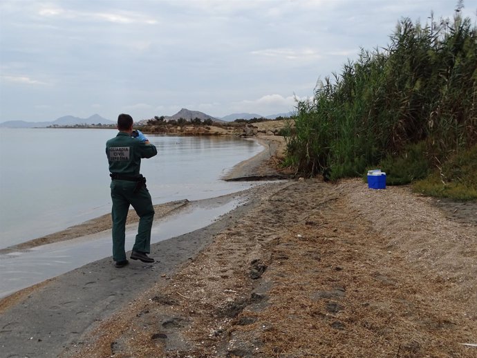 Agente del Seprona  durante la inspección en el punto de vertido