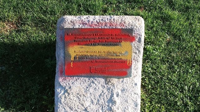 Pintada con la bandera de España en la placa de homenaje a fusilados en Pamplona