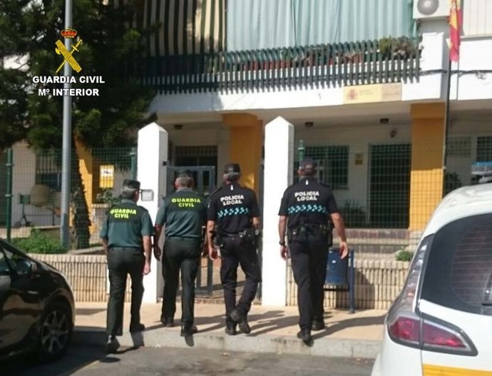 Agentes de la Guardia Civil y de la Policía Local de Lepe