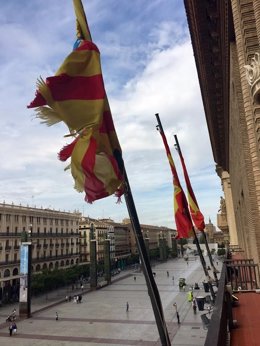 Bandera deteriorada en el balcón del Ayuntamiento