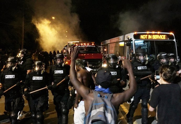 Protestas en Charlotte por la muerte de un hombre negro a manos de la Policía