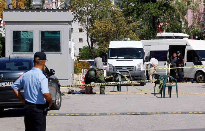 Un experto examina una bolsa frente a la embajada de Israel en Ankara