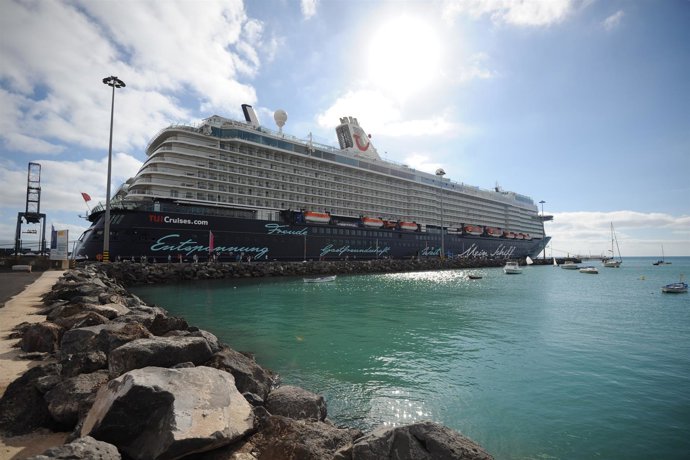 Nota Con Fotos Del Buque "Mein Schiff 4"