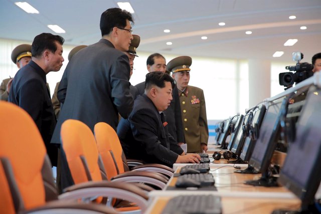 El dirigente de Corea del Norte, Kim Jong Un, ante un ordenador