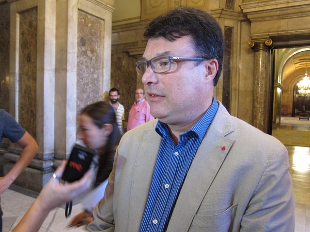 Joan Josep Nuet (EUiA) atiende a los medios en el Parlament