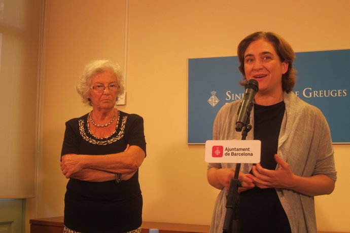 La alcaldesa de Barcelona, Ada Colau, y la Síndica, Maria Assumpció Vilà