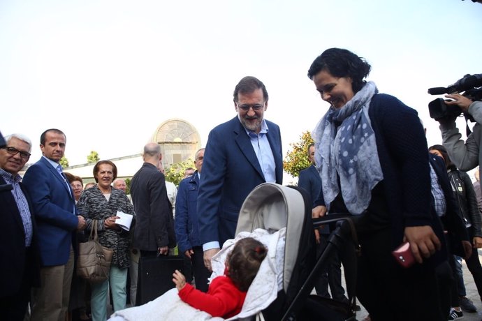 Rajoy en un paseo en Vilalba (Lugo), en la campaña gallega 25S