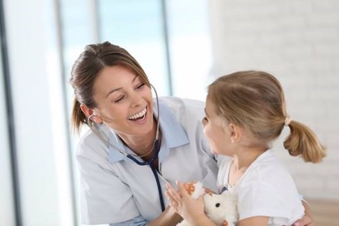 Pediatra. Pediatría. Atención sanitaria. Médico atendiendo a una niña.