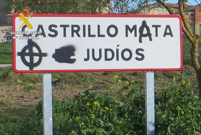 Detalle de las pintadas aparecidas en un cartel de la localidad. 