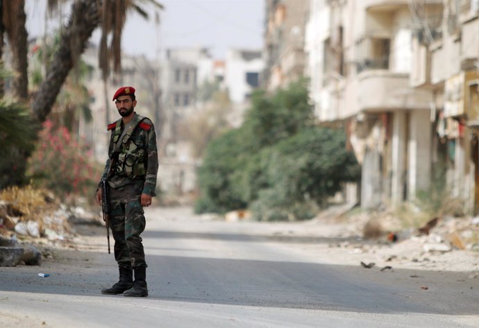 Un soldado sirio a la entrada de Daraya, Siria