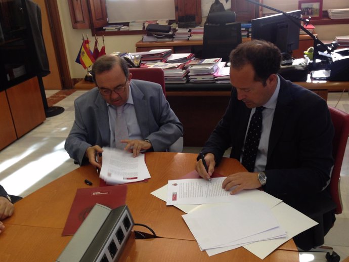 Orihuela y García firman convenio entre UMU y Colegio de Abogados de Lorca
