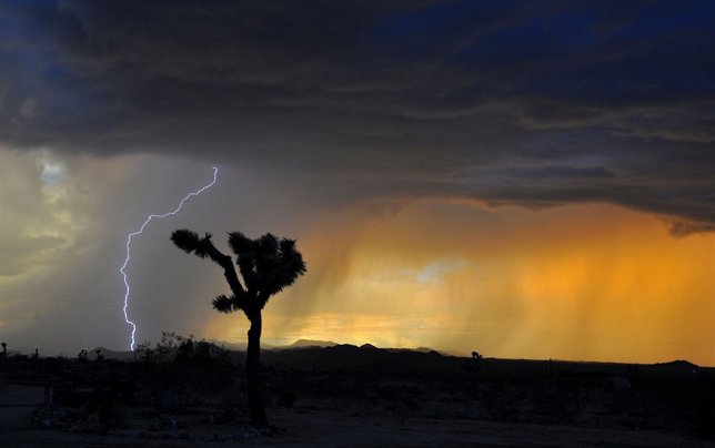 Tormenta en el desierto de Mojave