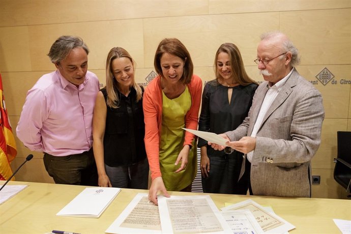 La alcaldesa de Girona, Marta Madrenas, recibiendo el fondo de Francina Boris.