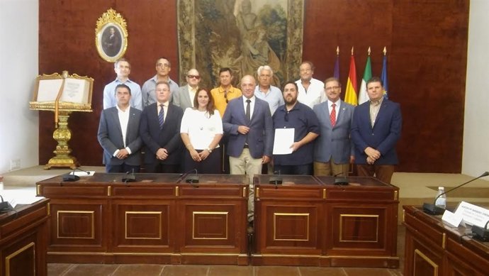 Antonio Ruiz (centro) y Aurora Barbero, con representantes de los colectivos