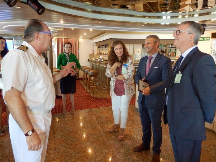 FRANCISCO TOLEDO A LA LLEGADA DEL CRUCERO  