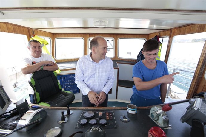 Leiceaga en un barco camino a una batea, en la capaña del PSdeG el 25S