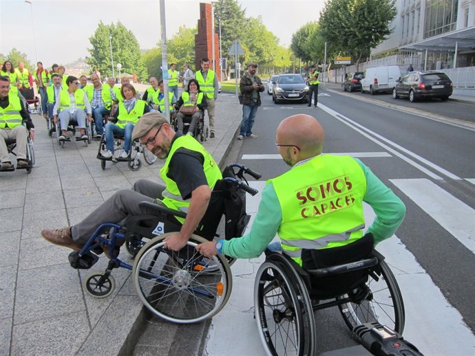 El alcalde de Santiago, Martiño Noriega, ayudado por el presidente de Cogami