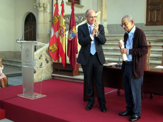 Javier Iglesias (izquierda), entrega la medalla a Antonio Romo. 