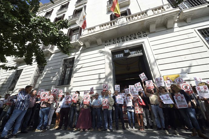 Concentración CC.OO y UGT en Santander contra TTIP y el acuerdo con Canadá