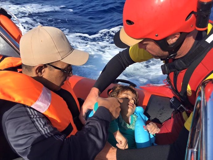 Una niña salvada en el Mediterráneo