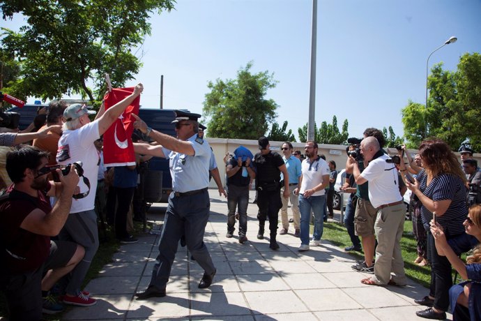 Militares turcos comparecen en un tribunal de Grecia