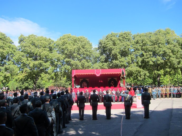 Acto de entrega de la bandera nacional a la Guardia Civil de Navarra