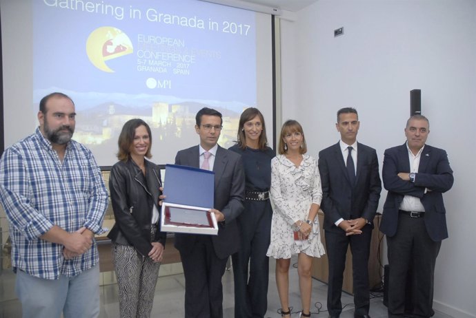 El alcalde, Francisco Cuenca, recoge el 'Partner de honor'