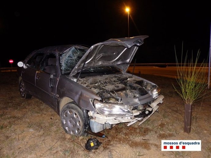 Coche accidentado tras saltarse un control en Sils