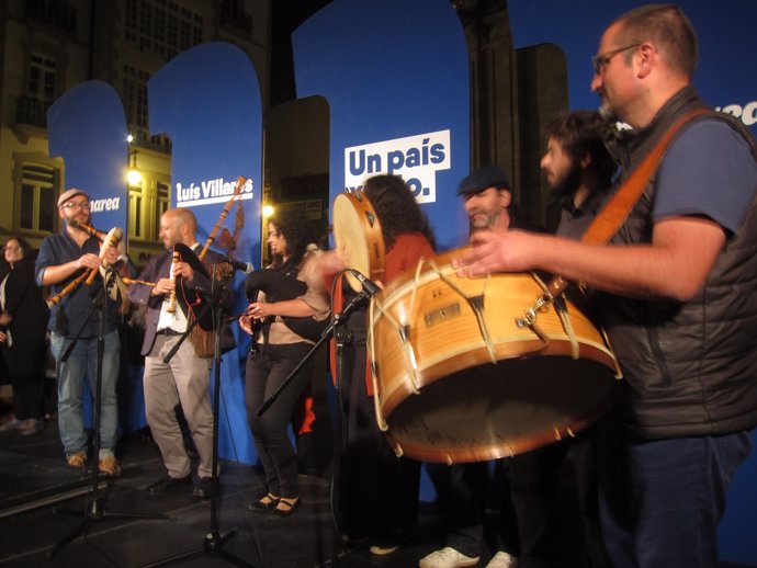 Villares en su ciudad, Lugo, finaliza el mitin tocando la gaita