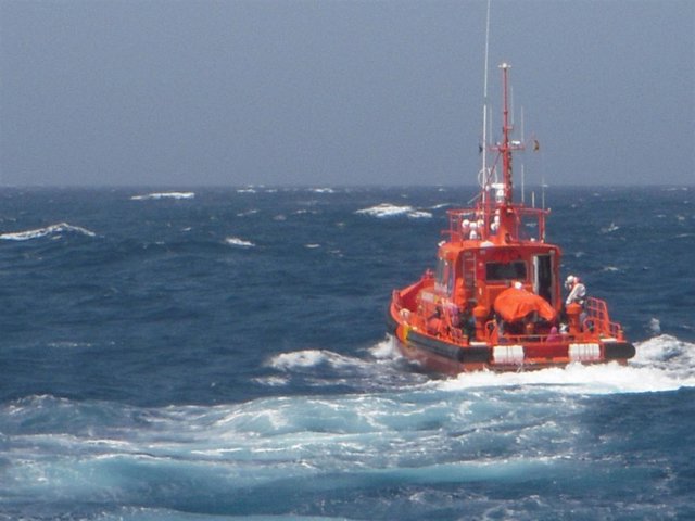 Salvamento Marítimo activó dos barcos y un avión