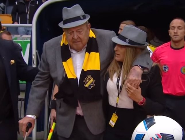 Equipo de fútbol sueco ingresa al terreno juego con ancianos