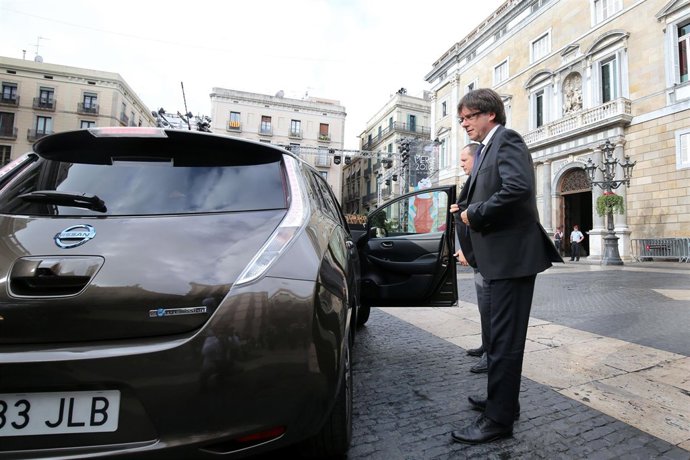  El Pte.C.Puigdemont Tras Bajarse Del Coche Eléctrico. 