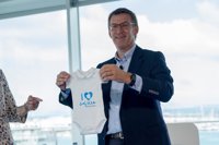 Feijóo, un fan de los políticos de la Transición pegado al móvil y "poco asiduo" de verbenas y discotecas