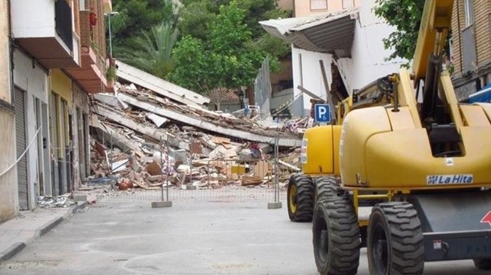 Edificio derruido tras el terremoto en Lorca