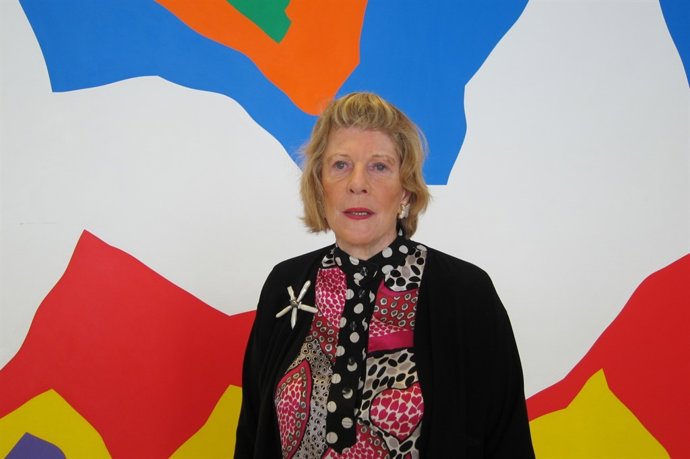 Agnes Gund delante de una reproducción de Sol LeWitt