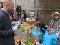 Villares reparte "el mejor producto gallego" por la Praza de Abastos de Santiago