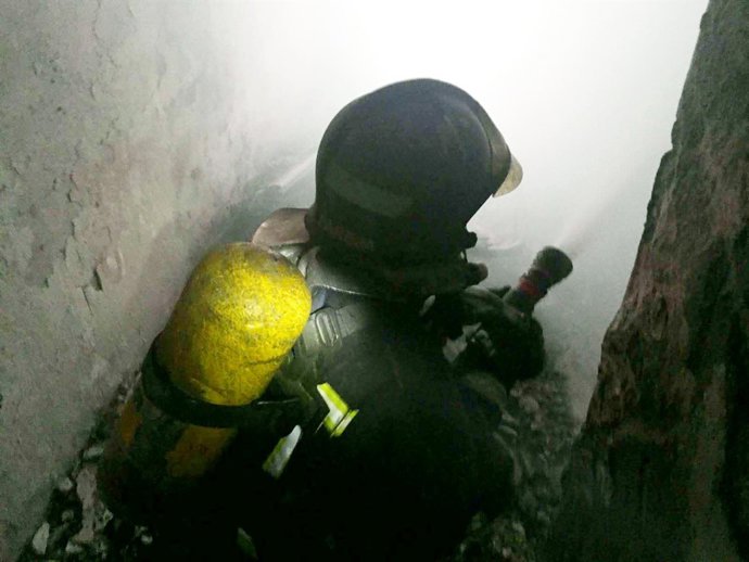 Bombero actuando durante el incendio