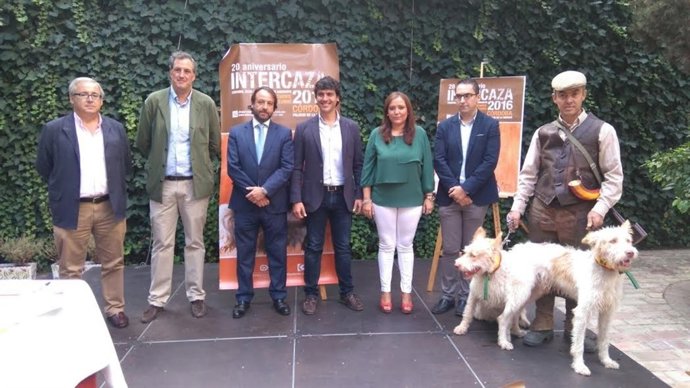 Carrillo, organizadores y colaboradores de Intercaza durante la presentación
