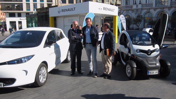 El alcalde de Valladolid y Luis Vélez, con Antonio Alastuey, de Renault