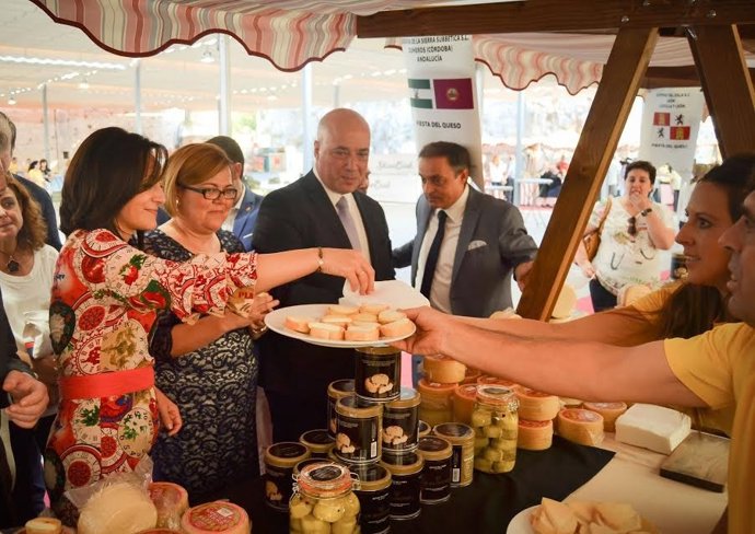 Ruiz (centro) degusta quesos en la inauguración de la Fiesta del Queso