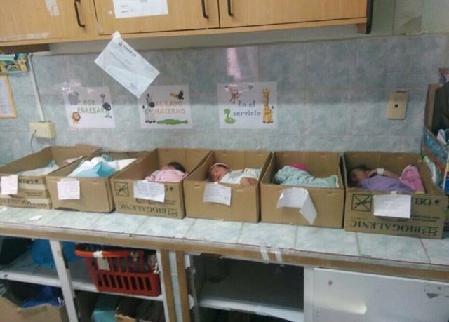 Recién nacidos en cajas de cartón por falta de incubadoras en Venezuela