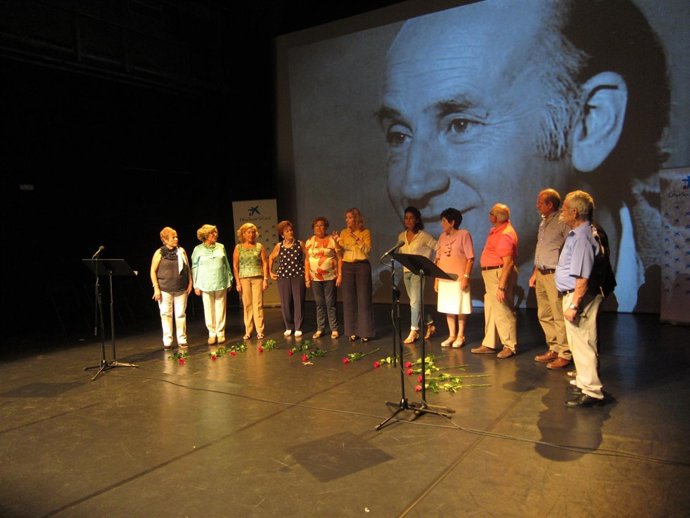 Mónica Buiza y Blanca Marsillach con el elenco de 'Entre versos y Marsillach'