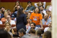 Susana Díaz afea "falta de respeto" de Podemos e IU por aplaudir a quienes la interrumpen