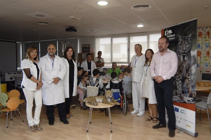 Algar (izda.) junto a profesionales del hospital durante el taller