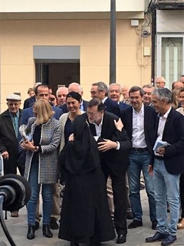 Rajoy durante un paseo por Lugo en la campaña gallega, junto a una monja