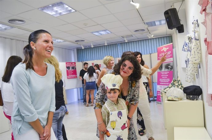 La diputada Dolores Martínez durante la visita a la muestra de Apramp.