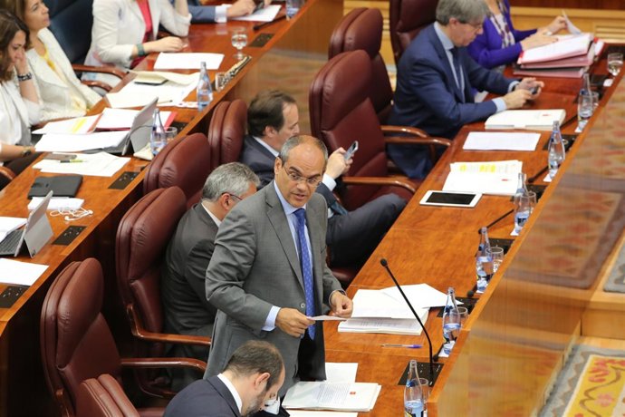 El consejero Rafael Van Grieken en la Asamblea de Madrid